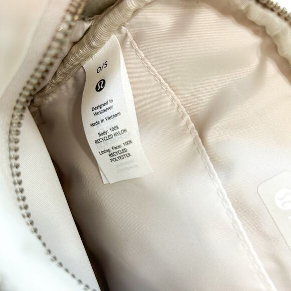 Lululemon Athletica Crossbody Camera Bag 2L Light Ivory/Bone Adjustable Strap - Picture 10 of 12